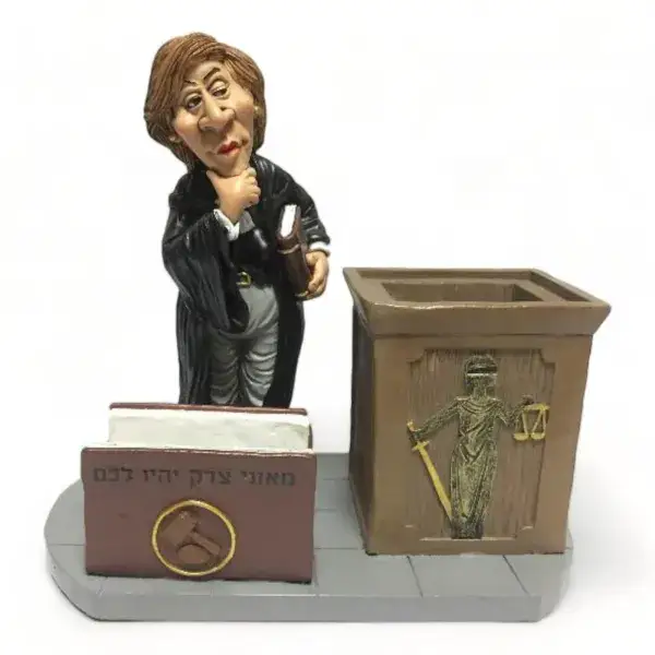 מעמד שולחני קריקטורה עורכת דין 9520