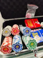 מזוודה ערכת פוקר 300 צ'טונים 14 גרם חיימר VIP כולל מזוודה יוקרתית POKER