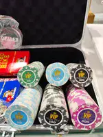 מזוודה ערכת פוקר 300 צ'טונים 14 גרם חיימר VIP כולל מזוודה יוקרתית POKER