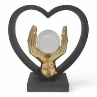 פסל העולם בכף ידי 3283