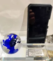 מעמד זכוכית לטלפון נייד עם גלובוס כחול דגם 5340