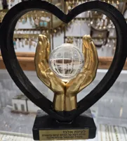 פסל העולם בכף ידי 3283